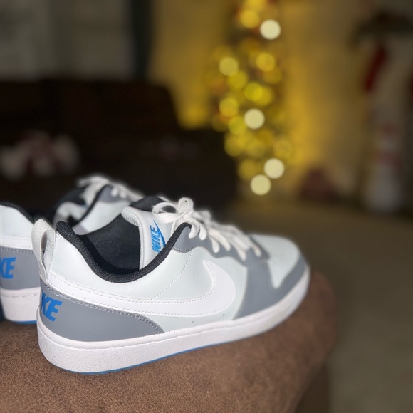 Nike Black and White Athletic Shoes - Picture 6 of 7